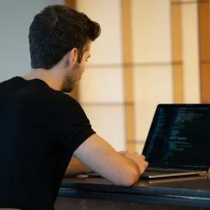 طفرة EOR: كيف تفتح منصات Employer of Record أبواب المسيرات المهنية الدولية أمام المطورين الجزائريين