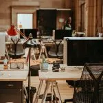 Le paradoxe de l&rsquo;adoption IA selon Gallup : 50 % des travailleurs utilisent l&rsquo;IA, mais la plupart refusent de changer leurs habitudes