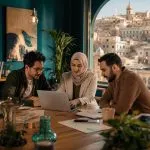 علامات الشركات الناشئة الجديدة في الجزائر: ماذا تفعل اللجنة الوطنية فعلًا