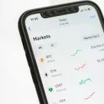 GENIUS Act et MiCA : comment les règles US-UE sur les stablecoins redessinent les paiements numériques