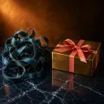 تخمة الاشتراكات تصطدم بالحائط: لماذا تستعيد عمليات الشراء لمرّة واحدة والباقات المدعومة بالإعلانات المستهلكين في 2026