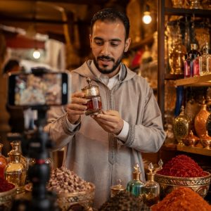 التجارة الاجتماعية في الجزائر 2026: كيف يفوز التجار الصغار على Instagram و TikTok